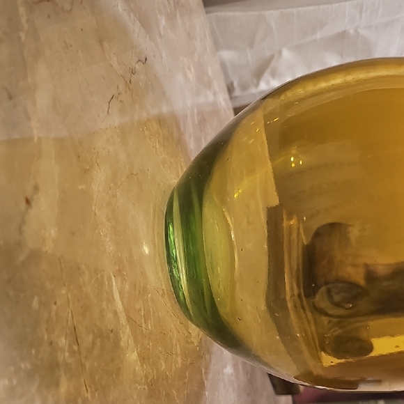 Elegant Yellow Green Glass Vase Brand New - Picture 2 of 4